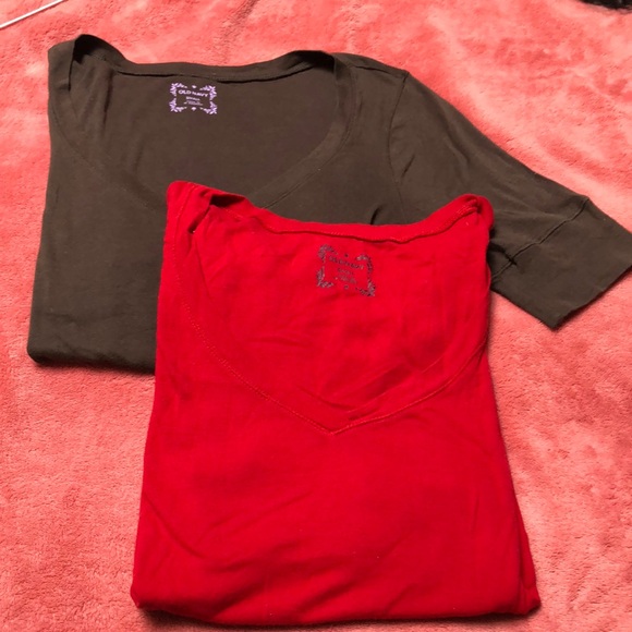 Old Navy red and olive green short sleeve v neck tee shirts size small. - Picture 1 of 9
